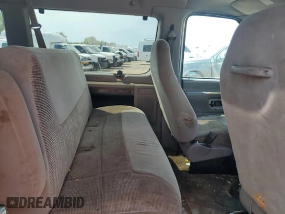 ✅ 1998 Ford Econoline Wagon XL • VIN: 1FBNE31L0WHB14421 • Лот: 81054625. Опубликован ранее на Copart с пробегом 303 441 миль. Бесплатный доступ к архиву аукционных продаж из США и подробный отчёт об истории автомобиля на DreamBid. Изображение 11.