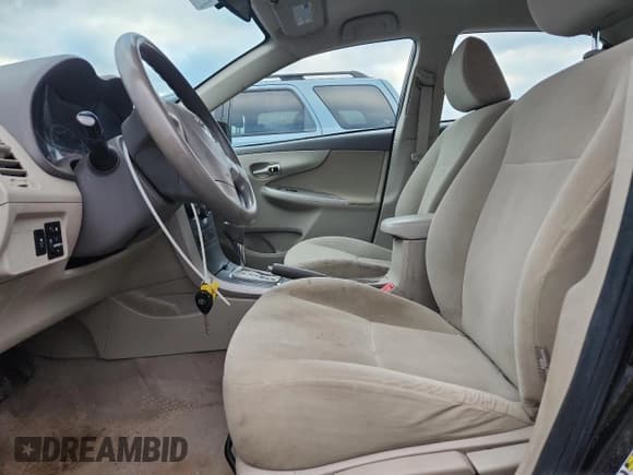 ✅ 2010 Toyota Corolla • VIN: 2T1BU4EE4AC306781 • Lot: 92578345. Wystawiony na Copart z przebiegiem 214 698 mil. Bezpłatny archiwum sprzedaży aukcyjnych z USA i szczegółowy raport historii pojazdu na DreamBid. Zdjęcie 7.