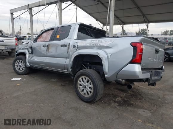 ✅ 2025 Toyota Tacoma TRD Sport • VIN: 3TYLB5JN6ST064563 • Lot: 43423271. Listed on IAAI with 3,199 mi. Free auction sales archive from the USA and detailed vehicle history report at DreamBid. Image 3.