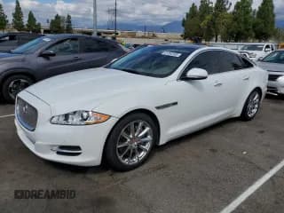 ✅ 2015 Jaguar XJ • VIN: SAJWA1CZ5F8V83202 • Лот: 81262335. Опубликован ранее на Copart с пробегом 77 333 миль. Бесплатный доступ к архиву аукционных продаж из США и подробный отчёт об истории автомобиля на DreamBid. Изображение 1.