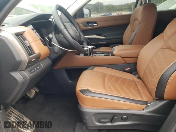 ✅ 2025 Nissan Pathfinder Platinum • VIN: 5N1DR3DJ3SC222332 • Lot: 82212575. Wystawiony na Copart z przebiegiem 12 570 mil. Bezpłatny archiwum sprzedaży aukcyjnych z USA i szczegółowy raport historii pojazdu na DreamBid. Zdjęcie 7.