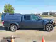 2013 Nissan Frontier SV z VIN 1N6AD0FV1DN725754, wystawiony jako IAAI lot #43213243 z przebiegiem 160 038 mil mil oraz . Historia ofert i sprzedaży dostępna na DreamBid. Obrazek 13.