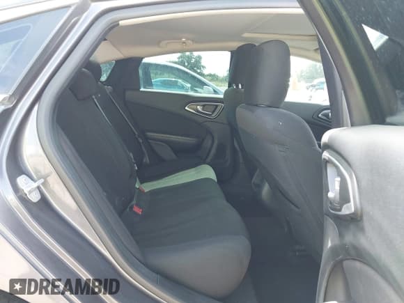 ✅ 2015 Chrysler 200 Limited • VIN: 1C3CCCAB8FN722483 • Lot: 43335077. Wystawiony na IAAI z przebiegiem 147 154 mil. Bezpłatny archiwum sprzedaży aukcyjnych z USA i szczegółowy raport historii pojazdu na DreamBid. Zdjęcie 8.