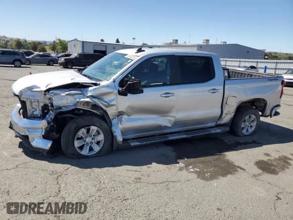 2021 Chevrolet Silverado 1500 LT z VIN 3GCUYDED5MG395226, wystawiony jako Copart lot #61405205 z przebiegiem 33 745 mil mil oraz Szkoda całkowita • Salvage title. Historia ofert i sprzedaży dostępna na DreamBid. Obrazek 1.