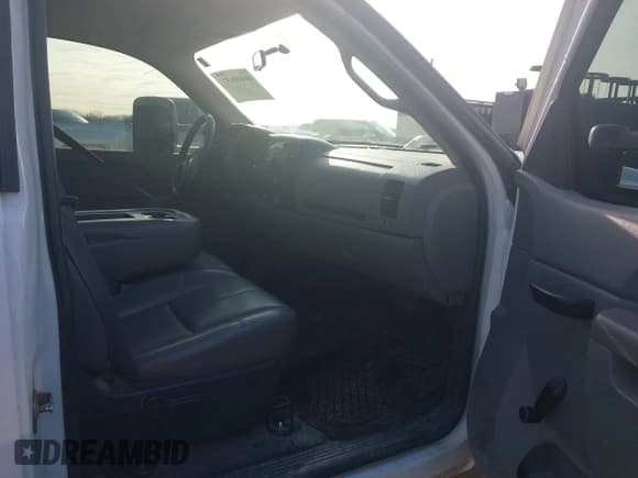 ✅ 2011 Chevrolet Silverado 2500HD Work Truck • VIN: 1GC0CVCG2BF214047 • Lot: 41410653. Wystawiony na IAAI z przebiegiem 224 820 mil. Bezpłatny archiwum sprzedaży aukcyjnych z USA i szczegółowy raport historii pojazdu na DreamBid. Zdjęcie 5.