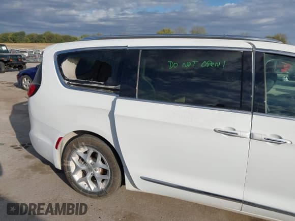✅ 2017 Chrysler Pacifica Touring L Plus • VIN: 2C4RC1EG4HR634083 • Лот: 43393475. Опубликован ранее на IAAI с пробегом 106 155 миль. Бесплатный доступ к архиву аукционных продаж из США и подробный отчёт об истории автомобиля на DreamBid. Изображение 19.
