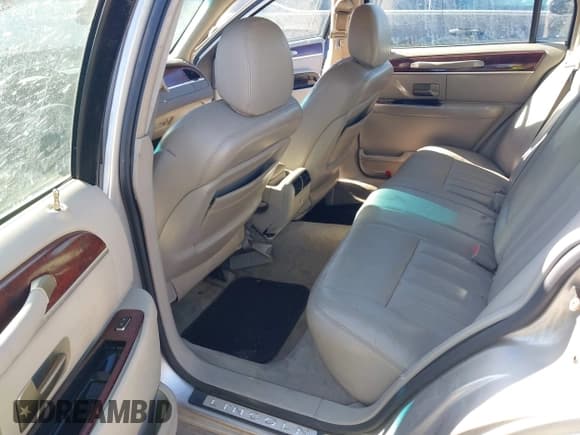 ✅ 2003 Lincoln Town Car Executive • VIN: 1LNHM81W53Y706603 • Lot: 43703566. Listed on IAAI with Not provided. Free auction sales archive from the USA and detailed vehicle history report at DreamBid. Image 8.