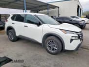 ✅ 2025 Nissan Rogue S • VIN: 5N1BT3AB7SC779413 • Lot: 68785805. Wystawiony na Copart z przebiegiem 8 243 mil. Bezpłatny archiwum sprzedaży aukcyjnych z USA i szczegółowy raport historii pojazdu na DreamBid. Zdjęcie 4.