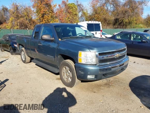 ✅ 2011 Chevrolet Silverado 1500 LT • VIN: 1GCRKSE32BZ385723 • Lot: 43709396. Wystawiony na IAAI z przebiegiem 115 008 mil. Bezpłatny archiwum sprzedaży aukcyjnych z USA i szczegółowy raport historii pojazdu na DreamBid. Zdjęcie 1.