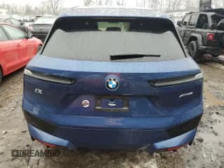✅ 2023 BMW iX xDrive50 • VIN: WB523CF09PCM04671 • Lot: 38947734. Wystawiony na Copart z przebiegiem Nie podano. Bezpłatny archiwum sprzedaży aukcyjnych z USA i szczegółowy raport historii pojazdu na DreamBid. Zdjęcie 6.