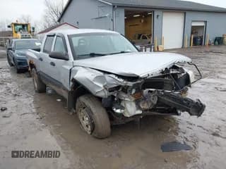 ✅ 2006 Dodge Dakota ST • VIN: 1D7HW28K76S507001 • Lot: 41618353. Wystawiony na IAAI z przebiegiem 127 825 mil. Bezpłatny archiwum sprzedaży aukcyjnych z USA i szczegółowy raport historii pojazdu na DreamBid. Zdjęcie 1.