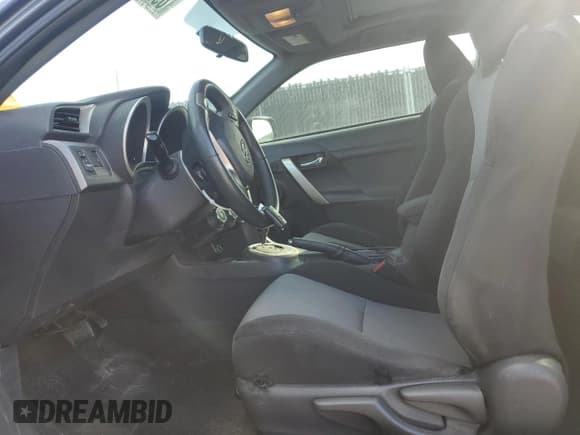 ✅ 2016 Scion tC • VIN: JTKJF5C71GJ014446 • Lot: 89544355. Wystawiony na Copart z przebiegiem 133 653 mil. Bezpłatny archiwum sprzedaży aukcyjnych z USA i szczegółowy raport historii pojazdu na DreamBid. Zdjęcie 7.