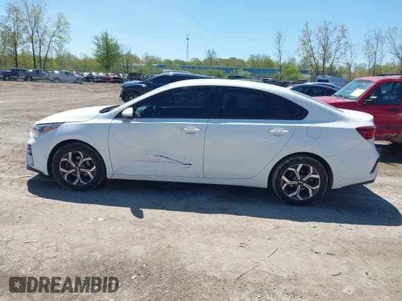 ✅ 2020 Kia Forte LXS • VIN: 3KPF24AD6LE256720 • Lot: 42157228. Wystawiony na IAAI z przebiegiem 135 407 mil. Bezpłatny archiwum sprzedaży aukcyjnych z USA i szczegółowy raport historii pojazdu na DreamBid. Zdjęcie 14.