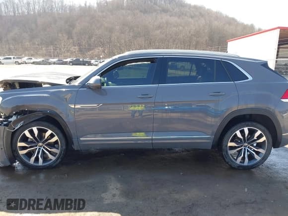 ✅ 2023 Volkswagen Atlas SEL Premium R-Line • VIN: 1V2FE2CA6PC206412 • Lot: 41801027. Wystawiony na IAAI z przebiegiem 64 898 mil. Bezpłatny archiwum sprzedaży aukcyjnych z USA i szczegółowy raport historii pojazdu na DreamBid. Zdjęcie 15.