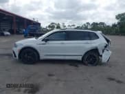 ✅ 2024 Volkswagen Tiguan SE R-Line Black • VIN: 3VVCB7AX6RM093792 • Lot: 42117670. Wystawiony na IAAI z przebiegiem 15 379 mil. Bezpłatny archiwum sprzedaży aukcyjnych z USA i szczegółowy raport historii pojazdu na DreamBid. Zdjęcie 13.