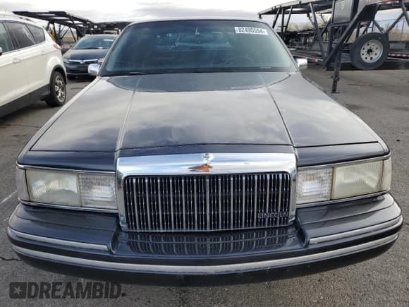 ✅ 1994 Lincoln Town Car Signature • VIN: 1LNLM82W6RY705395 • Lot: 82490554. Wystawiony na Copart z przebiegiem 252 997 mil. Bezpłatny archiwum sprzedaży aukcyjnych z USA i szczegółowy raport historii pojazdu na DreamBid. Zdjęcie 5.