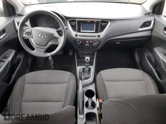 2020 Hyundai Accent SE z VIN 3KPC24A66LE112928, wystawiony jako Copart lot #57491184 z przebiegiem 80 043 mil mil oraz Szkoda całkowita • Salvage title. Historia ofert i sprzedaży dostępna na DreamBid. Obrazek 8.