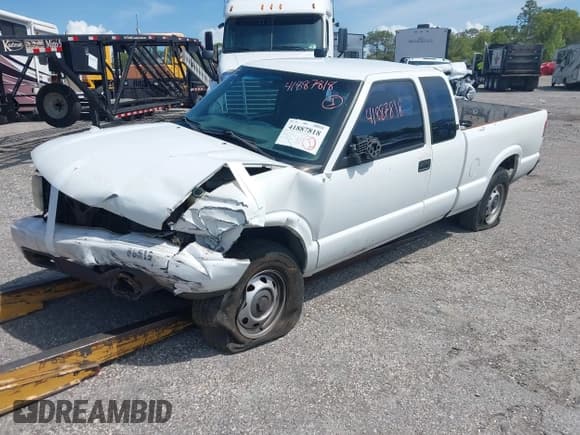 ✅ 2000 GMC Sonoma SLS • VIN: 1GTDT19W4YK230095 • Lot: 41887818. Listed on IAAI with 232,455 mi. Free auction sales archive from the USA and detailed vehicle history report at DreamBid. Image 2.