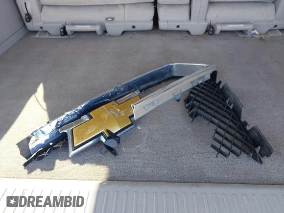 ✅ 2011 Chevrolet Suburban LT • VIN: 1GNSKJE31BR112484 • Lot: 43071981. Listed on IAAI with 235,471 mi. Free auction sales archive from the USA and detailed vehicle history report at DreamBid. Image 12.