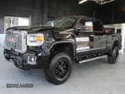 ✅ 2016 GMC Sierra 3500HD Denali • VIN: 1GT42YE8XGF279036 • Лот: 67648935. Опубликован ранее на Copart с пробегом 86 920 миль. Бесплатный доступ к архиву аукционных продаж из США и подробный отчёт об истории автомобиля на DreamBid. Изображение 2.
