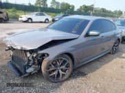 ✅ 2021 BMW 5 Series M550i xDrive • VIN: WBA13BK06MCF22835 • Lot: 42873216. Wystawiony na IAAI z przebiegiem 56 219 mil. Bezpłatny archiwum sprzedaży aukcyjnych z USA i szczegółowy raport historii pojazdu na DreamBid. Zdjęcie 2.