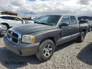 2007 Dodge Dakota SLT z VIN 1D7HW48J47S162496, wystawiony jako Copart lot #56791495 z przebiegiem 212 633 mil mil oraz Szkoda całkowita • Salvage title. Historia ofert i sprzedaży dostępna na DreamBid. Obrazek 1.