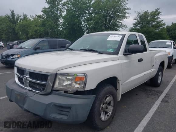 2008 Dodge Dakota z VIN 1D3HW32K78S638626, wystawiony jako IAAI lot #42751682 z przebiegiem 196 727 mil mil oraz . Historia ofert i sprzedaży dostępna na DreamBid. Obrazek 2.