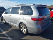 ✅ 2017 Toyota Sienna LE • VIN: 5TDKZ3DC2HS811473 • Lot: 43503841. Wystawiony na IAAI z przebiegiem 123 357 mil. Bezpłatny archiwum sprzedaży aukcyjnych z USA i szczegółowy raport historii pojazdu na DreamBid. Zdjęcie 3.