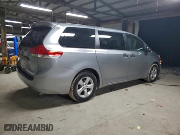 ✅ 2013 Toyota Sienna L • VIN: 5TDZK3DC3DS281334 • Лот: 94892005. Опубликован ранее на Copart с пробегом 264 714 миль. Бесплатный доступ к архиву аукционных продаж из США и подробный отчёт об истории автомобиля на DreamBid. Изображение 3.