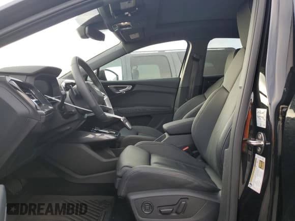 ✅ 2023 Audi Q4 e-tron Sportback Premium Plus • VIN: WA132BFZ0PP052264 • Lot: 60516455. Wystawiony na Copart z przebiegiem 5 448 mil. Bezpłatny archiwum sprzedaży aukcyjnych z USA i szczegółowy raport historii pojazdu na DreamBid. Zdjęcie 7.