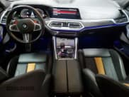 ✅ 2022 BMW X6 M • VIN: 5YMCY0C02N9L05849 • Lot: 50930984. Wystawiony na Copart z przebiegiem 11 766 mil. Bezpłatny archiwum sprzedaży aukcyjnych z USA i szczegółowy raport historii pojazdu na DreamBid. Zdjęcie 8.
