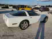 1993 Chevrolet Corvette z VIN 1G1YY23P8P5112521, wystawiony jako Copart lot #85591474 z przebiegiem 176 246 mil mil oraz Szkoda całkowita • Salvage title. Historia ofert i sprzedaży dostępna na DreamBid. Obrazek 3.