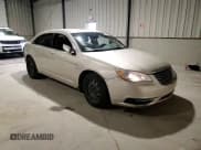 ✅ 2013 Chrysler 200 LX • VIN: 1C3CCBAG6DN721982 • Lot: 90348255. Wystawiony na Copart z przebiegiem 125 209 mil. Bezpłatny archiwum sprzedaży aukcyjnych z USA i szczegółowy raport historii pojazdu na DreamBid. Zdjęcie 13.