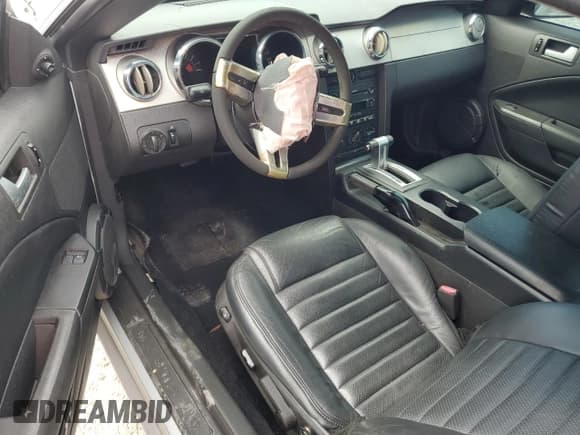 ✅ 2005 Ford Mustang GT Deluxe • VIN: 1ZVHT82H355129028 • Лот: 84586055. Опубликован ранее на Copart с пробегом 240 677 миль. Бесплатный доступ к архиву аукционных продаж из США и подробный отчёт об истории автомобиля на DreamBid. Изображение 8.