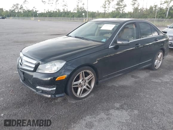 ✅ 2013 Mercedes-Benz C 300 Sport • VIN: WDDGF8AB7DR249298 • Lot: 42873222. Wystawiony na IAAI z przebiegiem 147 269 mil. Bezpłatny archiwum sprzedaży aukcyjnych z USA i szczegółowy raport historii pojazdu na DreamBid. Zdjęcie 17.