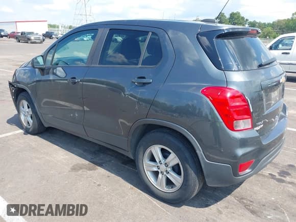 ✅ 2020 Chevrolet Trax LS • VIN: 3GNCJKSB1LL129013 • Lot: 42991541. Wystawiony na IAAI z przebiegiem 132 411 mil. Bezpłatny archiwum sprzedaży aukcyjnych z USA i szczegółowy raport historii pojazdu na DreamBid. Zdjęcie 3.