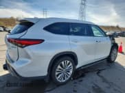 ✅ 2023 Toyota Highlander Hybrid Platinum • VIN: 5TDEBRCH4PS122373 • Lot: 91297405. Wystawiony na Copart z przebiegiem 32 673 mil. Bezpłatny archiwum sprzedaży aukcyjnych z USA i szczegółowy raport historii pojazdu na DreamBid. Zdjęcie 3.