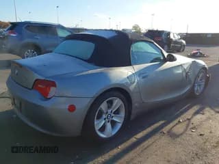 ✅ 2006 BMW Z4 3.0i • VIN: 4USBU33576LW66439 • Lot: 43520195. Wystawiony na IAAI z przebiegiem 79 305 mil. Bezpłatny archiwum sprzedaży aukcyjnych z USA i szczegółowy raport historii pojazdu na DreamBid. Zdjęcie 4.