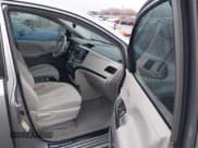 ✅ 2014 Toyota Sienna LE AAS • VIN: 5TDKK3DC5ES503410 • Лот: 43661128. Опубликован ранее на IAAI с пробегом 84 262 миль. Бесплатный доступ к архиву аукционных продаж из США и подробный отчёт об истории автомобиля на DreamBid. Изображение 5.