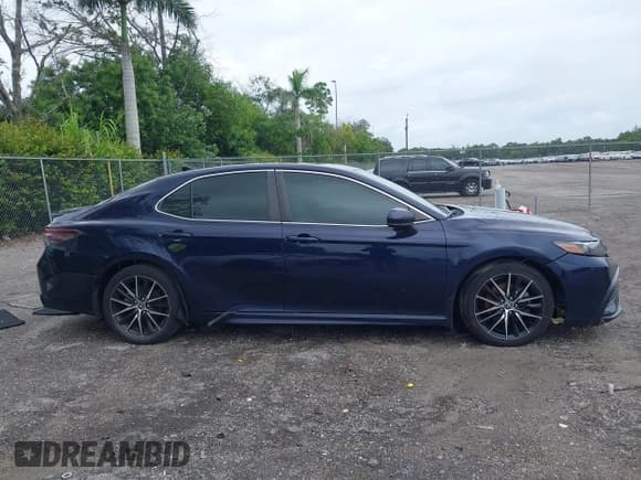 ✅ 2021 Toyota Camry SE • VIN: 4T1G11AK5MU577490 • Lot: 43432421. Wystawiony na IAAI z przebiegiem 74 315 mil. Bezpłatny archiwum sprzedaży aukcyjnych z USA i szczegółowy raport historii pojazdu na DreamBid. Zdjęcie 13.