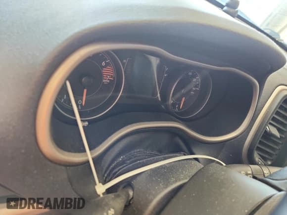 ✅ 2017 Jeep Cherokee 75th Anniversary Edition • VIN: 1C4PJLCB0HW586752 • Лот: 70635655. Опубликован ранее на Copart с пробегом Не указан. Бесплатный доступ к архиву аукционных продаж из США и подробный отчёт об истории автомобиля на DreamBid. Изображение 9.