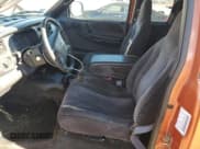 ✅ 2000 Dodge Dakota Sport • VIN: 1B7GG22NXYS641543 • Lot: 79862634. Wystawiony na Copart z przebiegiem 224 750 mil. Bezpłatny archiwum sprzedaży aukcyjnych z USA i szczegółowy raport historii pojazdu na DreamBid. Zdjęcie 7.