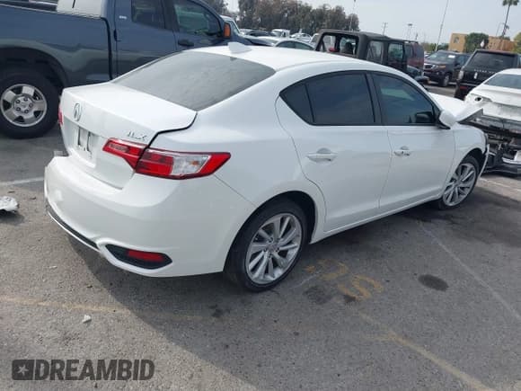 ✅ 2018 Acura ILX Premium • VIN: 19UDE2F76JA007762 • Lot: 41462381. Wystawiony na IAAI z przebiegiem 27 568 mil. Bezpłatny archiwum sprzedaży aukcyjnych z USA i szczegółowy raport historii pojazdu na DreamBid. Zdjęcie 4.