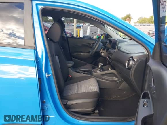 2022 Hyundai Kona SE z VIN KM8K2CAB0NU805948, wystawiony jako IAAI lot #43324147 z przebiegiem 44 085 mil mil oraz . Historia ofert i sprzedaży dostępna na DreamBid. Obrazek 5.