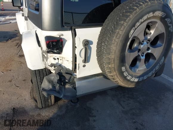 ✅ 2018 Jeep Wrangler Unlimited Sahara • VIN: 1C4HJWEG3JL923663 • Lot: 43674788. Listed on IAAI with 84,222 mi. Free auction sales archive from the USA and detailed vehicle history report at DreamBid. Image 17.