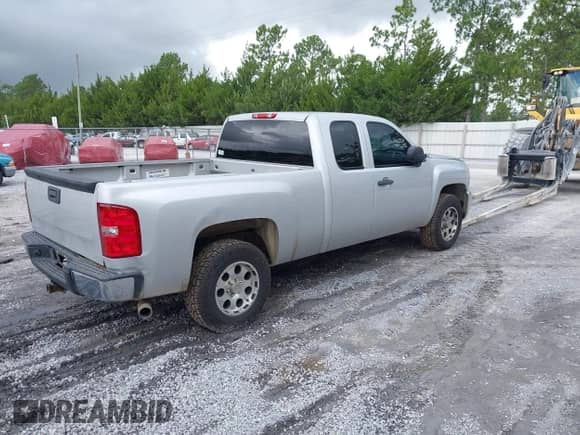 ✅ 2011 Chevrolet Silverado 1500 LS • VIN: 1GCRKREAXBZ241408 • Lot: 42569887. Wystawiony na IAAI z przebiegiem 177 499 mil mil. Skorzystaj z bezpłatnego archiwum sprzedaży aukcyjnych z USA i zobacz szczegółowy raport historii pojazdu na DreamBid. Zdjęcie 4.
