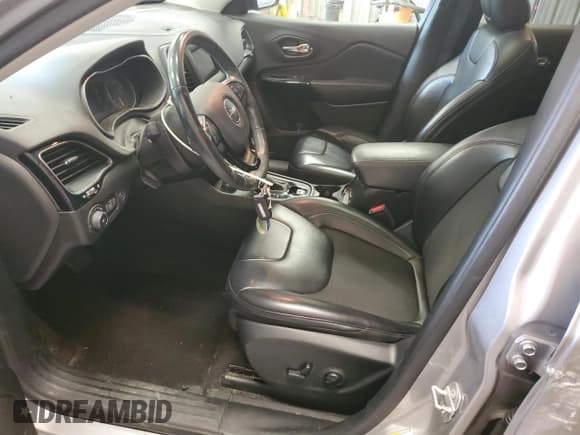 ✅ 2020 Jeep Cherokee Altitude • VIN: 1C4PJMLX0LD527206 • Lot: 69545225. Wystawiony na Copart z przebiegiem 49 934 mil. Bezpłatny archiwum sprzedaży aukcyjnych z USA i szczegółowy raport historii pojazdu na DreamBid. Zdjęcie 7.