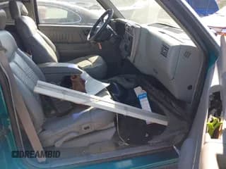 ✅ 1995 Chevrolet Blazer • VIN: 1GNDT13W3S2177106 • Lot: 43220738. Wystawiony na IAAI z przebiegiem 157 259 mil. Bezpłatny archiwum sprzedaży aukcyjnych z USA i szczegółowy raport historii pojazdu na DreamBid. Zdjęcie 5.