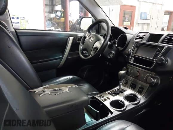 ✅ 2013 Toyota Highlander SE • VIN: 5TDZK3EH5DS132465 • Лот: 43560609. Опубликован ранее на IAAI с пробегом Не указан. Бесплатный доступ к архиву аукционных продаж из США и подробный отчёт об истории автомобиля на DreamBid. Изображение 5.