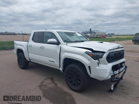 ✅ 2025 Toyota Tacoma SR • VIN: 3TYLB5JN4ST063931 • Лот: 42525758. Опубликован ранее на IAAI с пробегом 7 985 миль. Бесплатный доступ к архиву аукционных продаж из США и подробный отчёт об истории автомобиля на DreamBid. Изображение 1.
